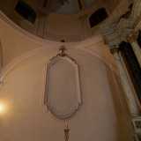 ...cos� come risultano vuoti i medaglioni situati sui muri che ospitavano le tele di San Gennaro e San Nicola